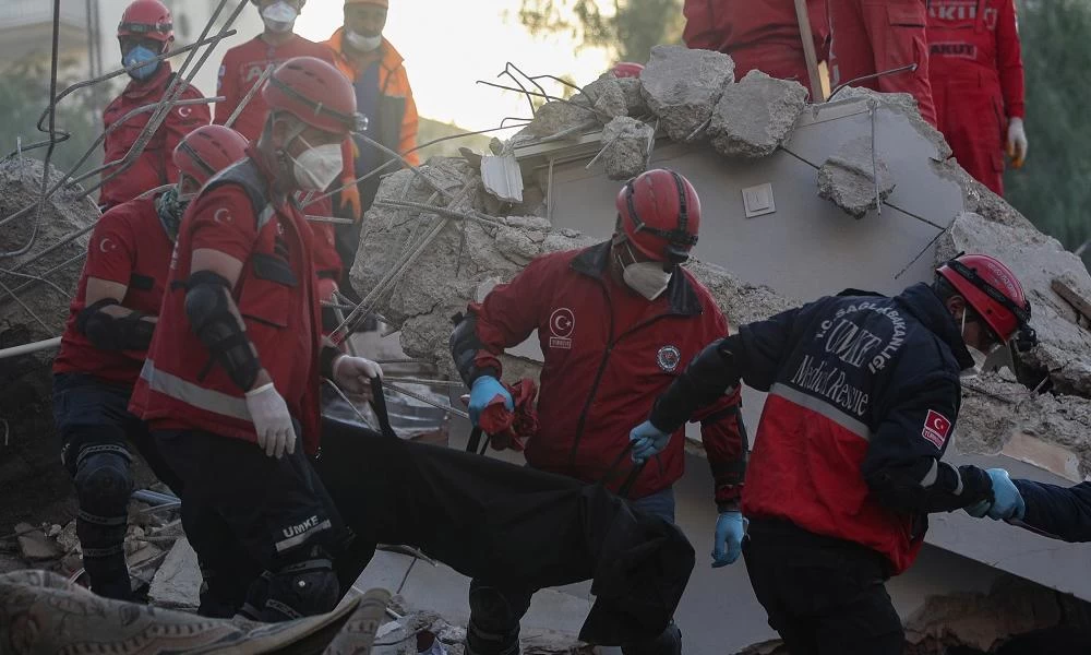 Σμύρνη: Τουλάχιστον 69 νεκροί, 949 τραυματίες από τον σεισμό